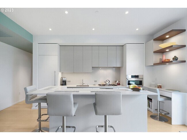 Foto del edificio - First Month's Rent FREE! Stunning East facing Pearl District condo located in The Vista Condomini...