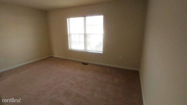 Building Photo - 2 br, 1.5 bath Townhome - 13 Red Hearth Court