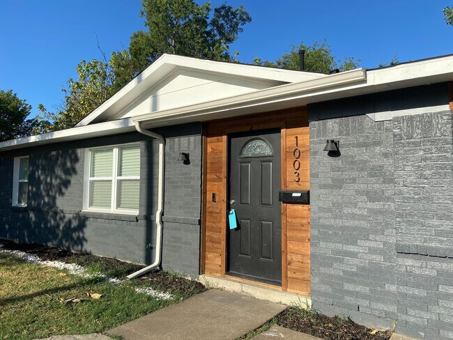 Building Photo - 1003 Daniels Dr