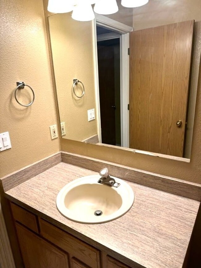 Building Photo - 3 bedroom 2 bath home in Spring Creek with a large shop