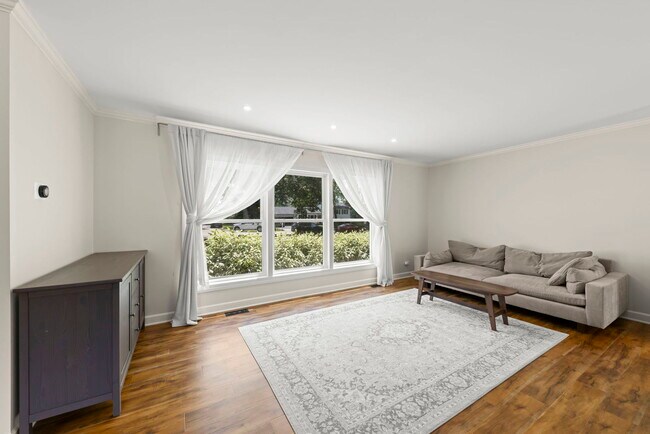 Building Photo - 215 Longridge Ct