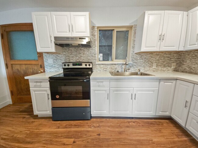Building Photo - Charming 2BR/1BA Townhome with Covered Par...