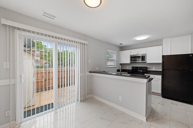 Building Photo - 253 Greenbrier Ave