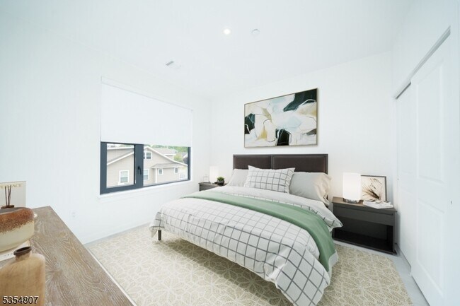 Building Photo - 12 River Rd