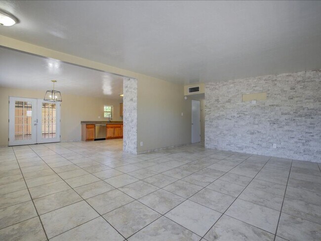 Foto del edificio - 3 Bed / 2 Bath Eastside Home on Kolb