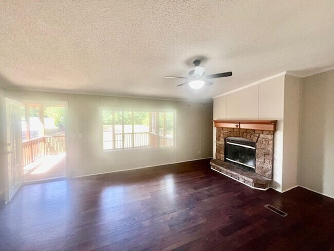 Building Photo - Four bedroom, 2 bath Modular home in Siler...