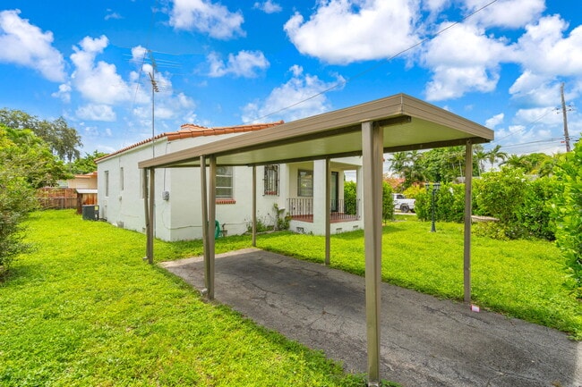 Foto del edificio - 4798 SW 1st St