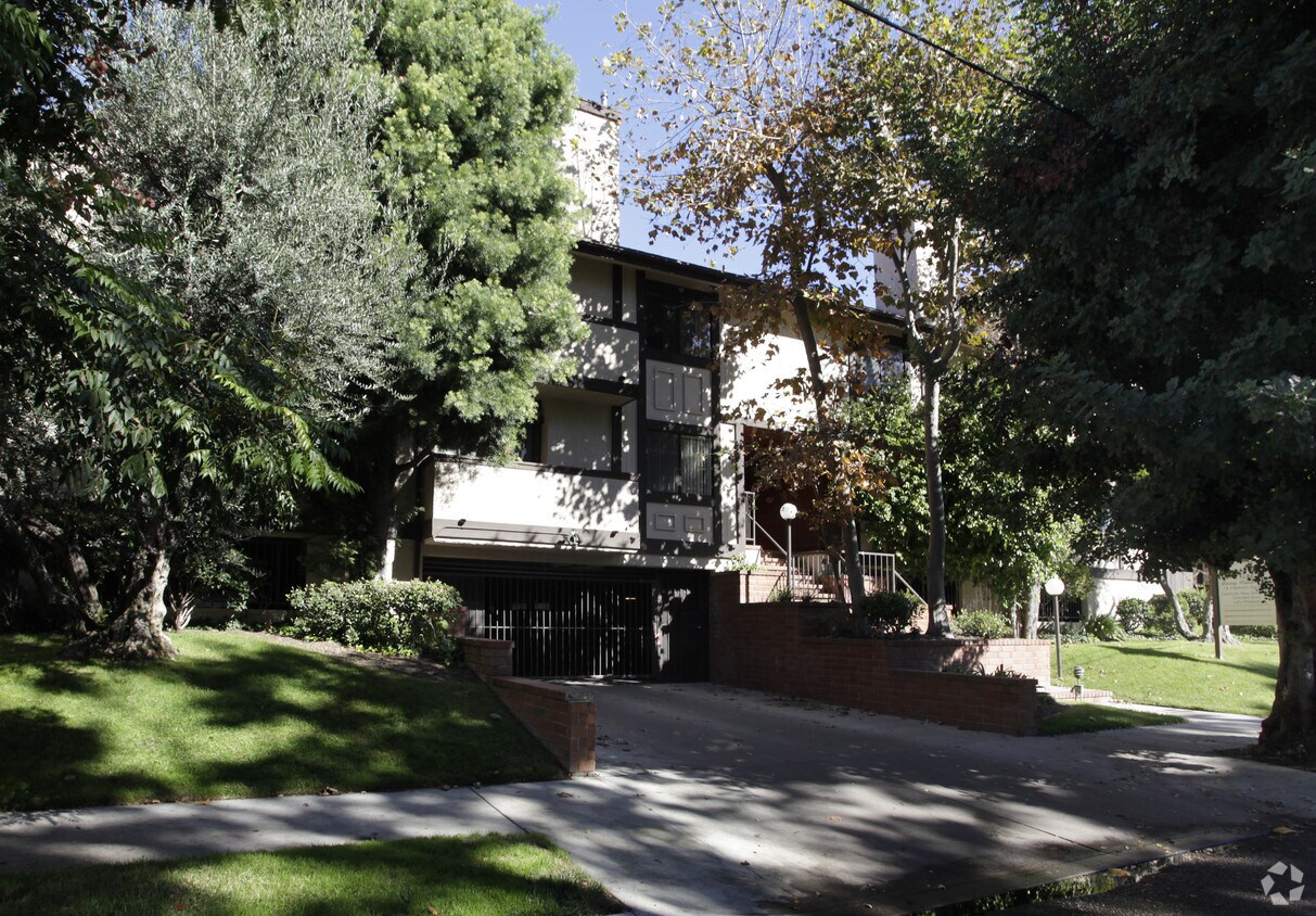 Building Photo - Woodland Manor