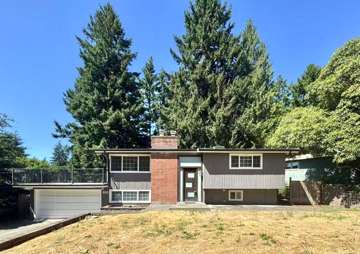 Primary Photo - Modern Split-Level Home in Lake Hills for ...