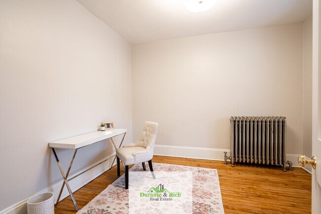 Building Photo - 3 Bedroom Lower Duplex Riverwest Neighborh...