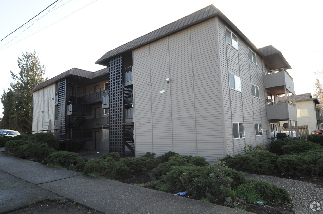 Primary Photo - Leeward Apartments