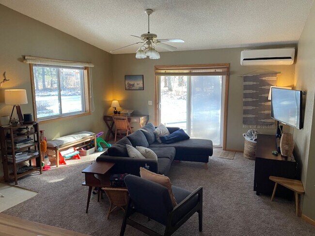 Foto del edificio - Main floor living! Available in February. 3 Bedroom, 1 Bathroom home