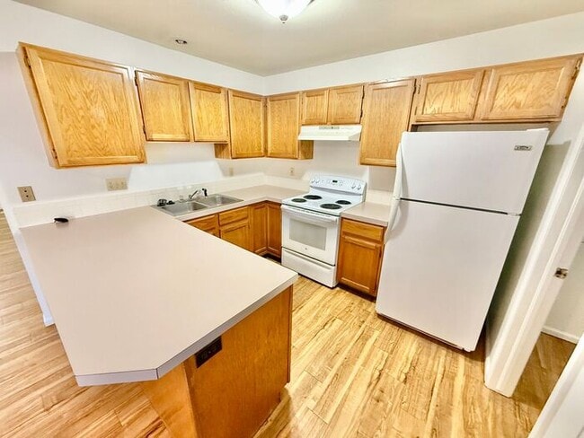 Building Photo - MOVE IN SPECIAL 2 WEEKS FREE! Lovely 3 Bed...