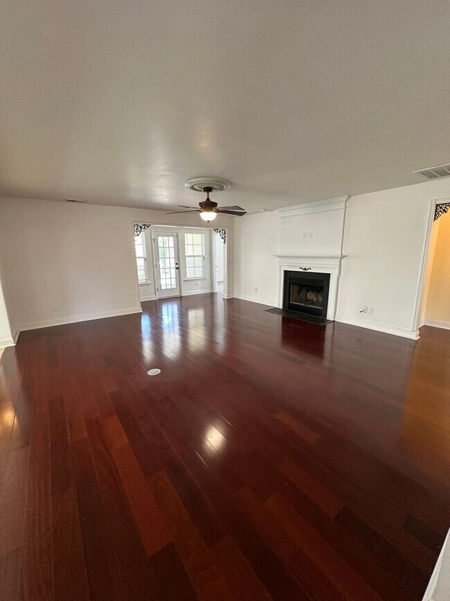 Building Photo - 4 Bedroom 2 Bath home in gated community i...