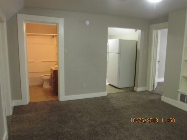 Building Photo - 828 Huestis Ave