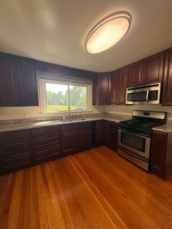 Building Photo - 3 Bedroom House With Large Yard and 2 Bath...