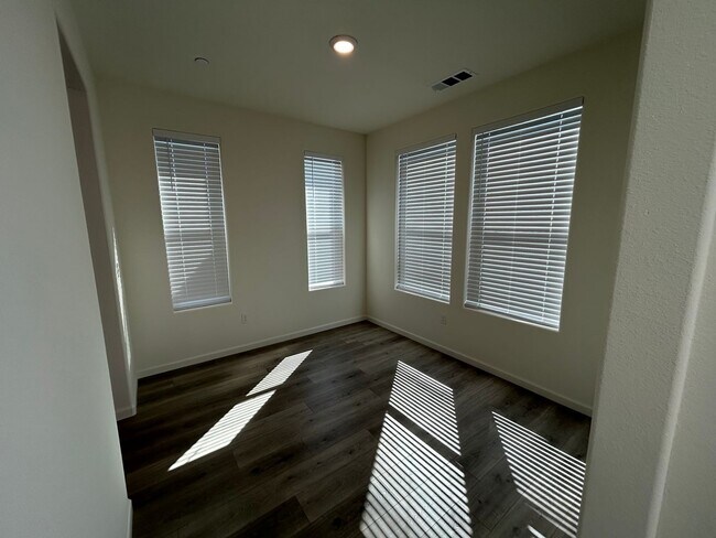 Foto del edificio - Beautiful Newer 4 Bedroom Home in Aspen-Sequoia Trails with Solar!
