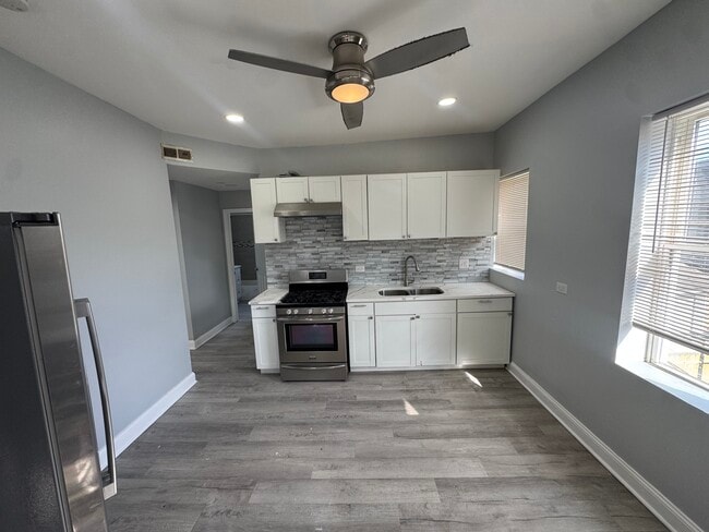 Building Photo - 843 E Marquette Rd