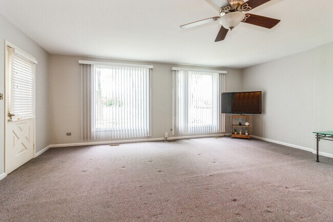 Building Photo - 2808 Shorewood Dr