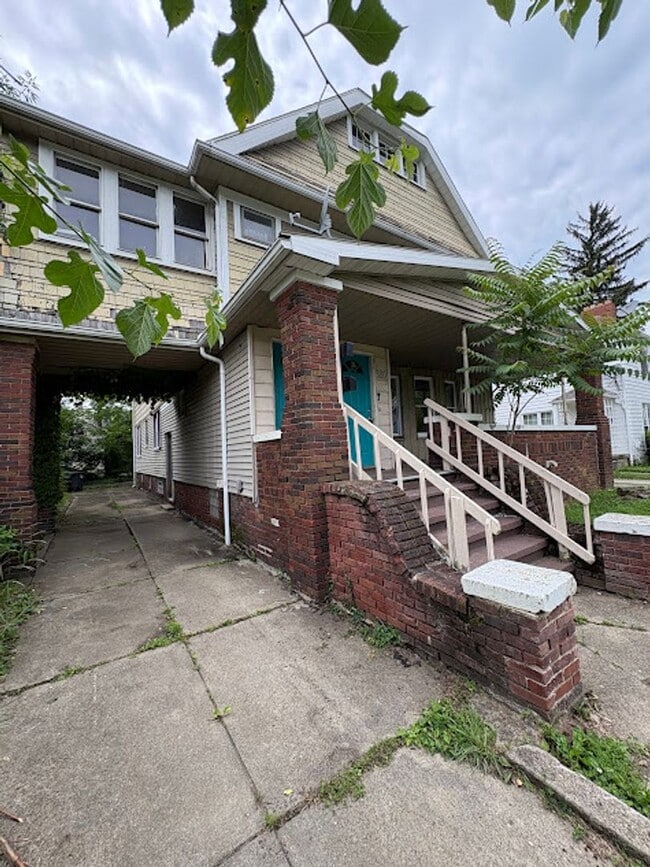 Building Photo - 3 Bedroom, 1 Bathroom Apartment Rent Ready!