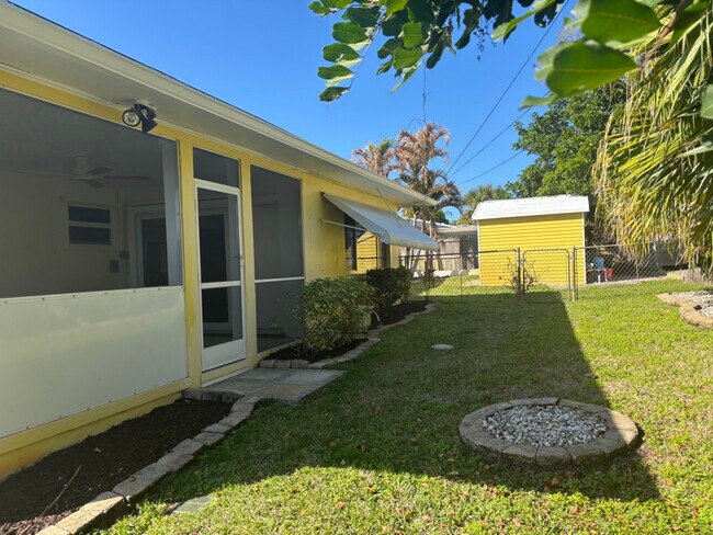 Foto del edificio - 3393 NE Sandra Dr