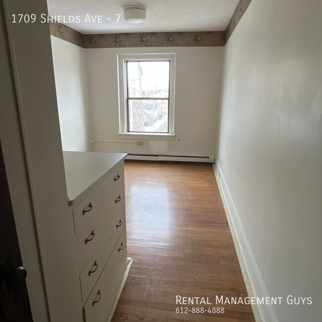 Foto del edificio - Huge 2 Bedroom! Completely Remodeled!
