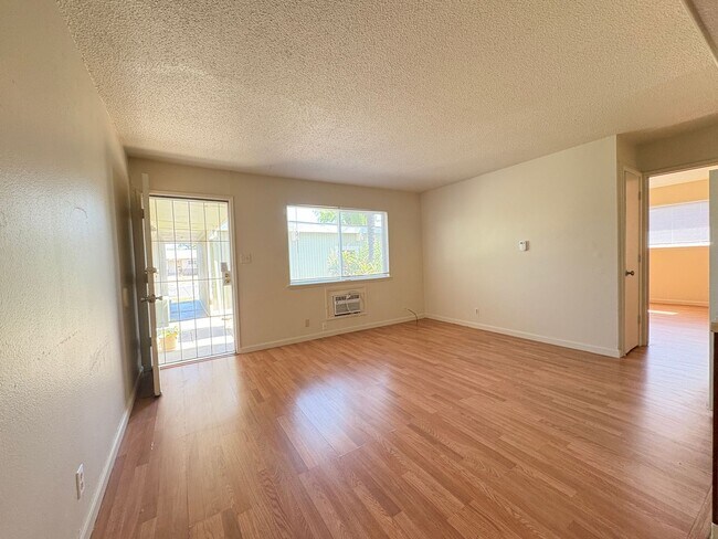 Building Photo - Charming Two Bedroom Unit