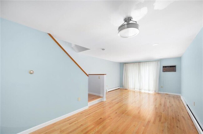 Building Photo - 33 Sakonnet E