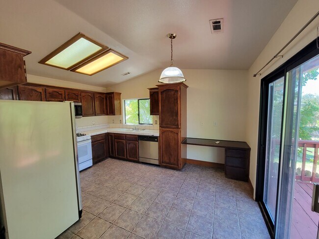 Foto del edificio - 3 Bedroom House Near Schools and Hiking