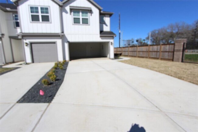 Building Photo - 27802 Western Crk Ct