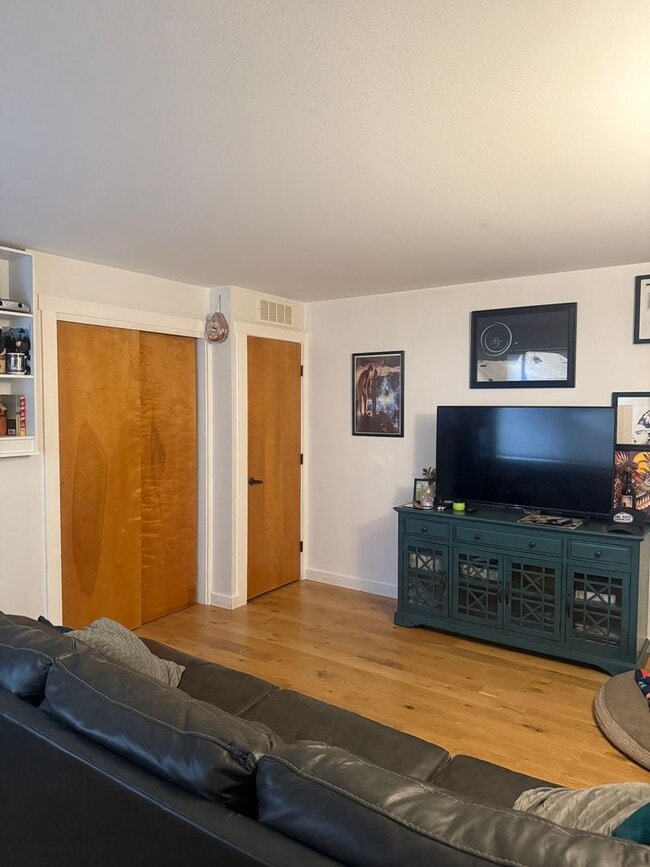 Building Photo - Ground Level Ponds Studio - Partially Furnished Unit