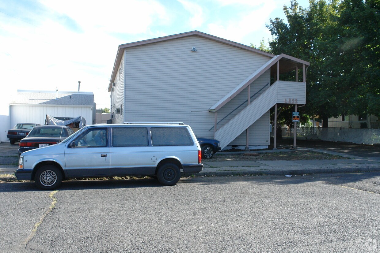 Building Photo - 822 E Baldwin Ave