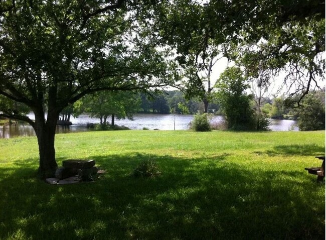 Foto del edificio - 2156 Placid Dr E