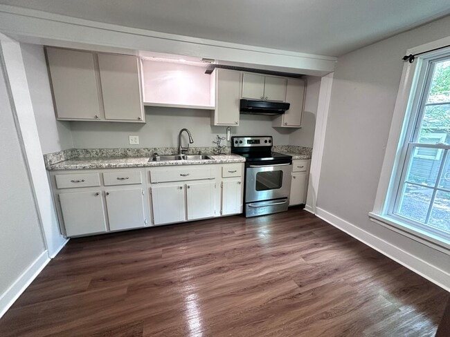 Building Photo - 3 Bedrooms, 1 Bathroom - North Rome House