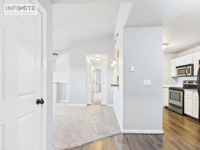 Foto del edificio - Top-Floor 2BR/2BA – Bright, Clean & Move-In Ready