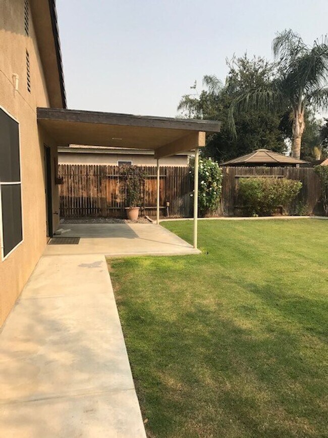 Building Photo - HOUSE