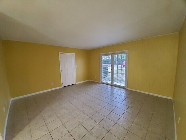 Building Photo - 2100 W Beach Dr