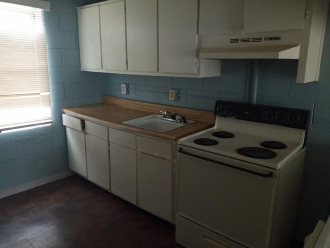 Building Photo - 2 BDRM 1 BATH