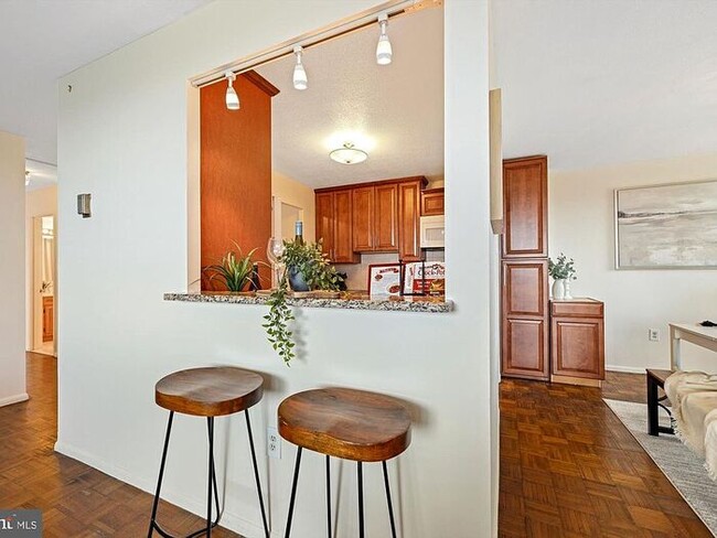 Foto del edificio - Spacious, light-filled 2 BR, 2 Ba corner u...