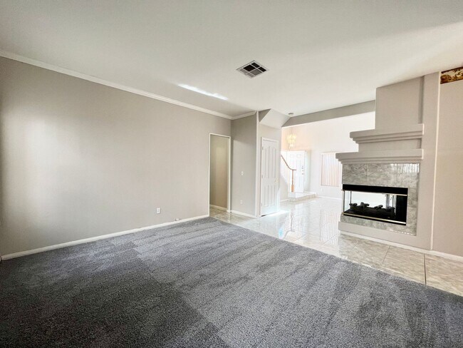 Foto del edificio - AMAZING 4 BED 2.5 BTH IS YOUR NEXT HOME!