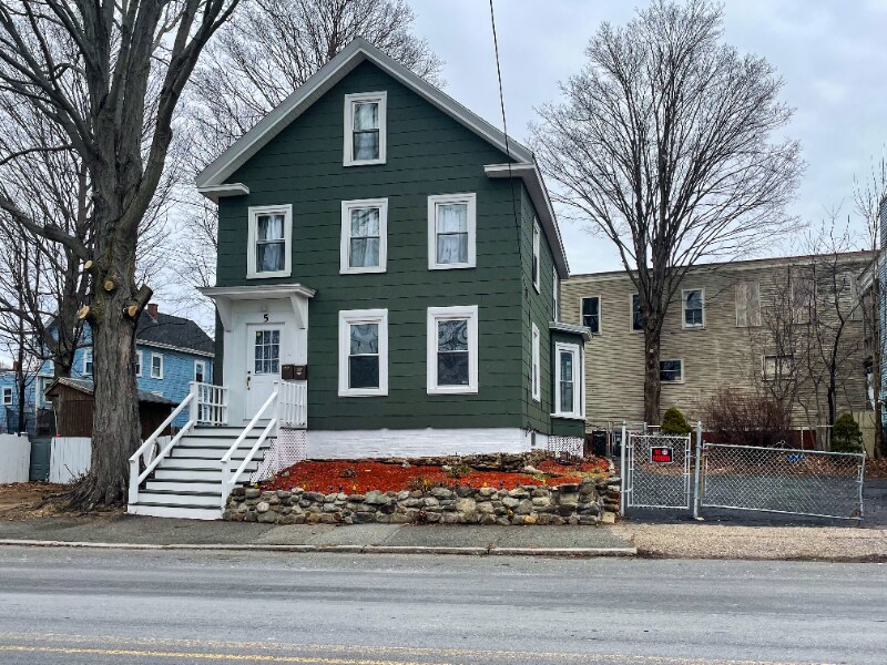 5 Cedar St Unit 2, Haverhill, MA 01830 Room for Rent in Haverhill