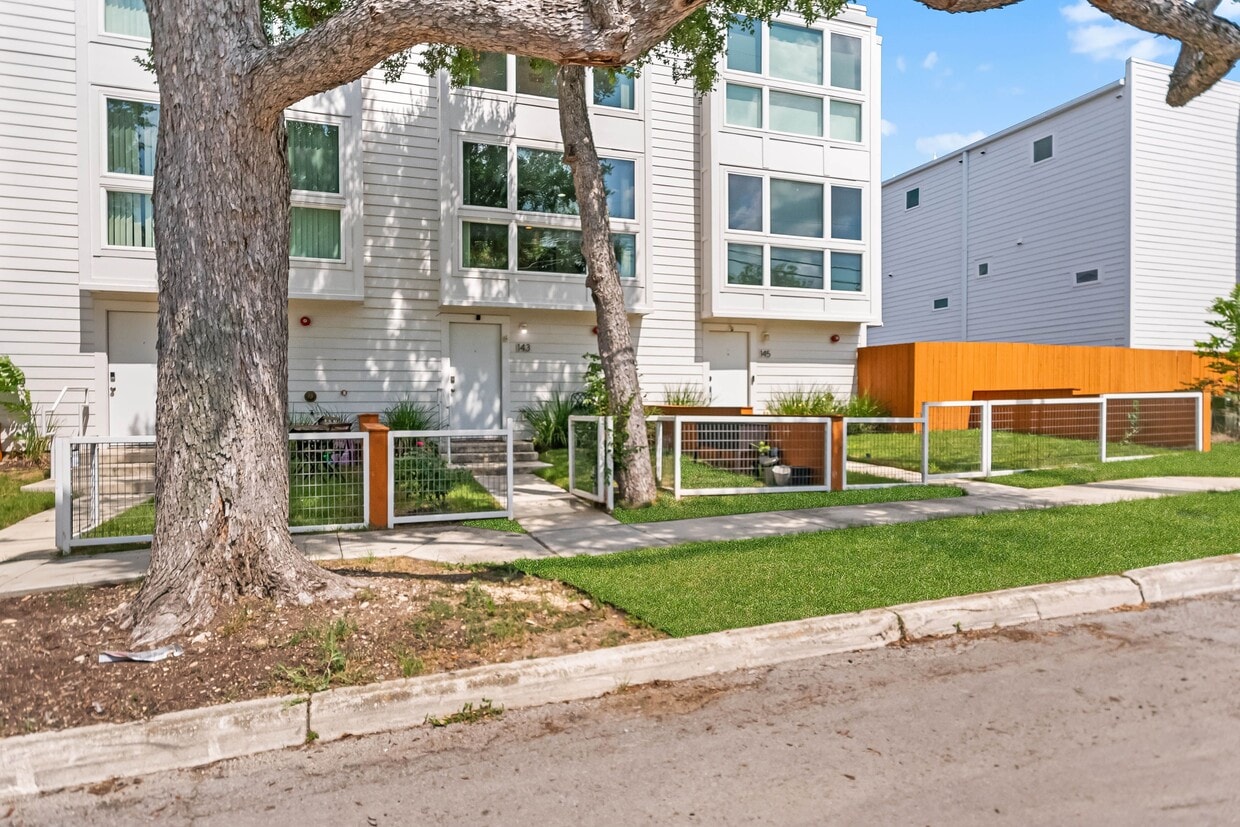 Primary Photo - 143 Catalpa Ave