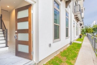 Building Photo - 5836 E Post Oak Ln