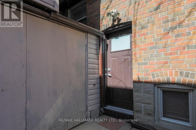 Building Photo - 659 Kipling Ave
