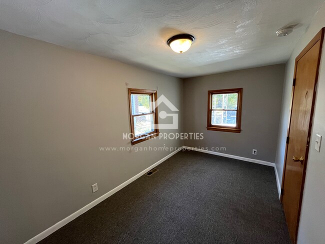 Building Photo - 330 W 6th St