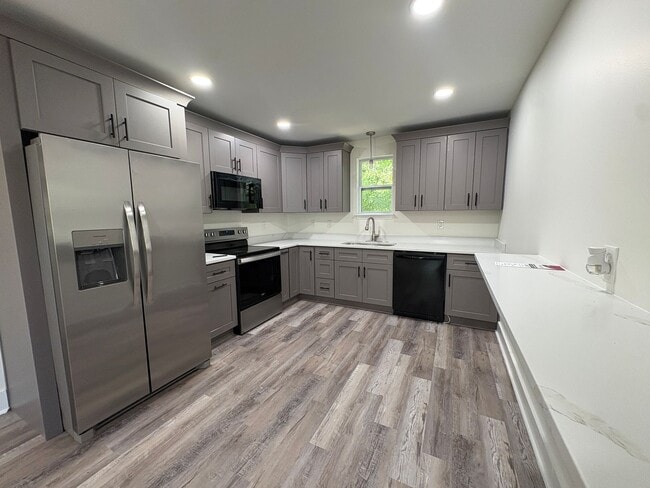 Building Photo - Beautiful refurbished home!