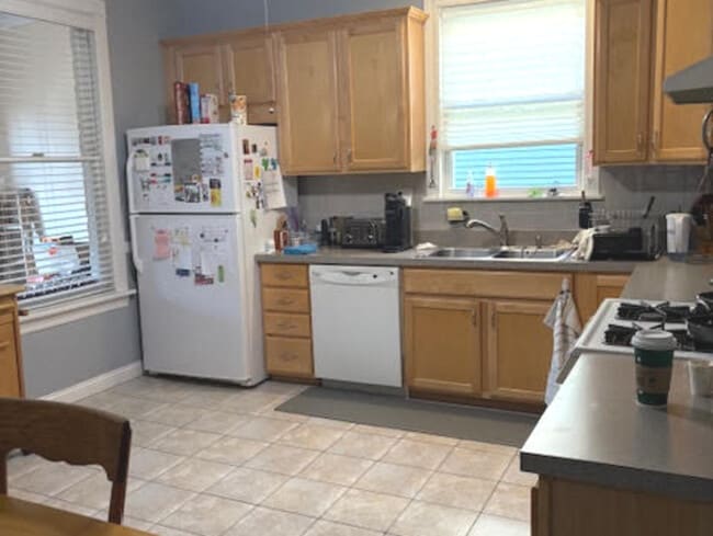 Building Photo - 3806 N Leavitt St