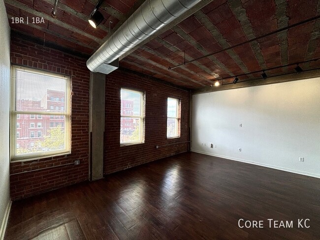 Building Photo - River Market Loft For Rent