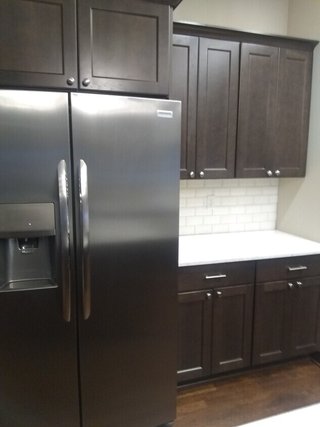 2 bedroom luxury apt 2160.00 per month available now. - 173 Delaware Rd
