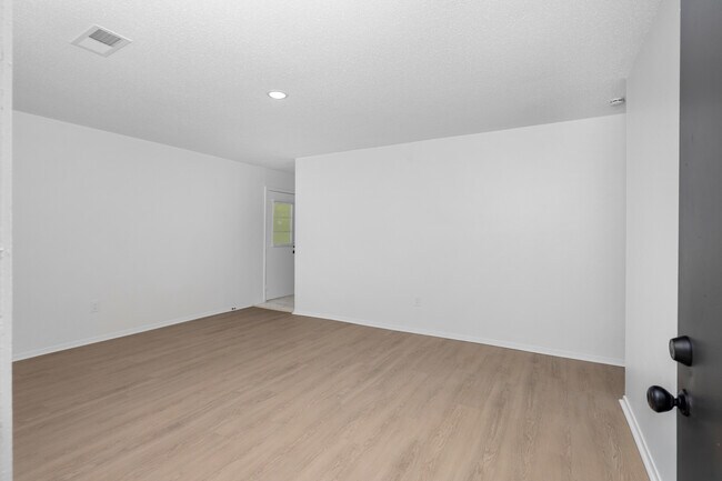 Building Photo - 5340 Lakeview Cv